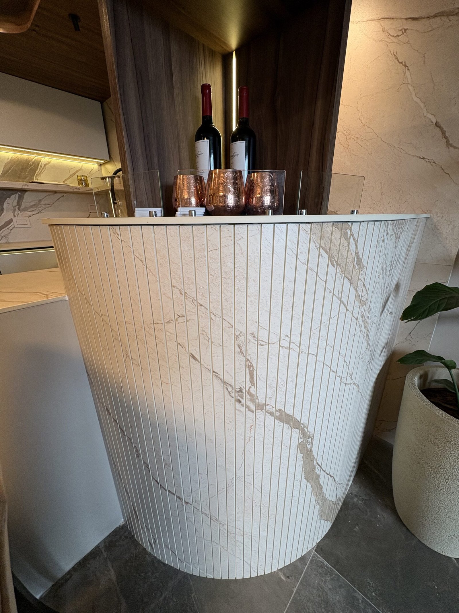 Cava de vinos con facetado y ranurado para generar curva