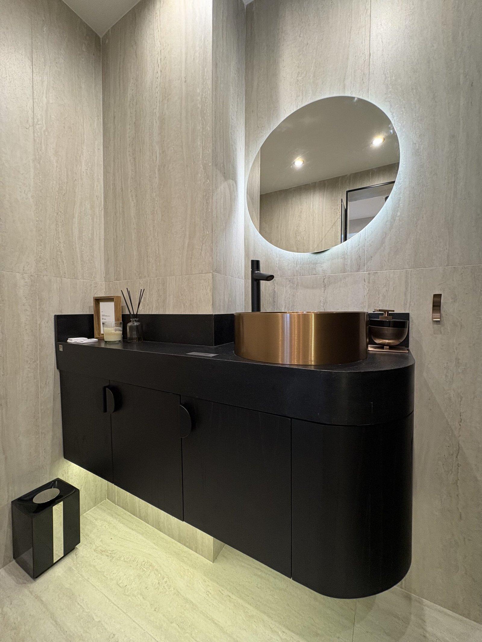 Mesada de baño con frente facetado curvo en granito negro