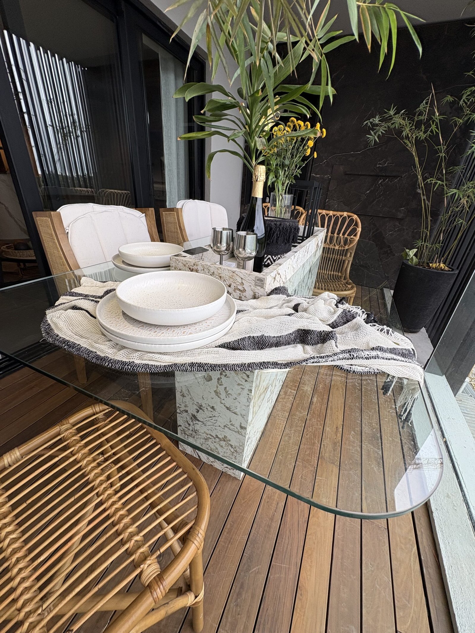 Otra vista de la mesa con estructura en Alpinus White