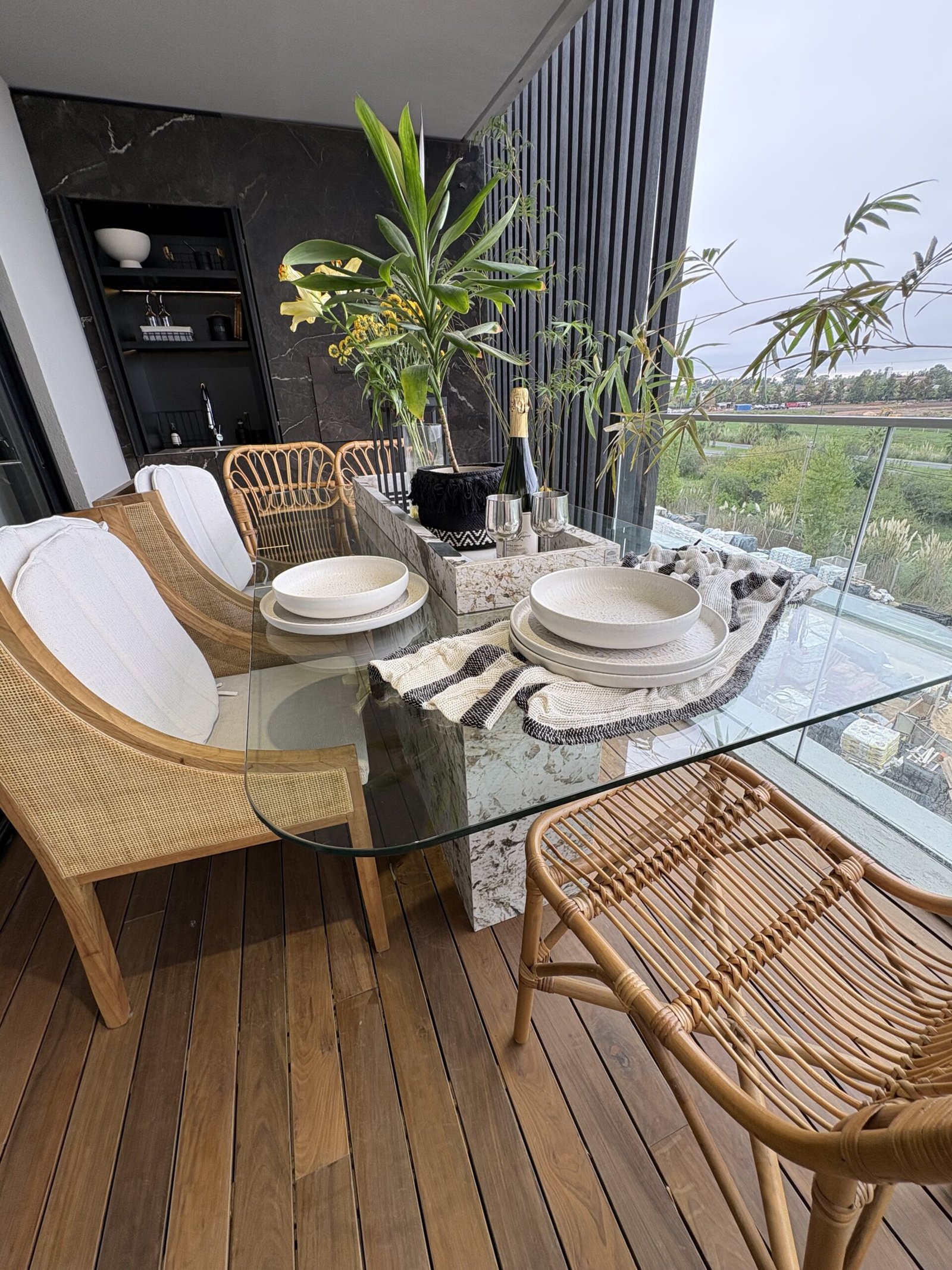Mesa de vidrio con estructura en Alpinus White